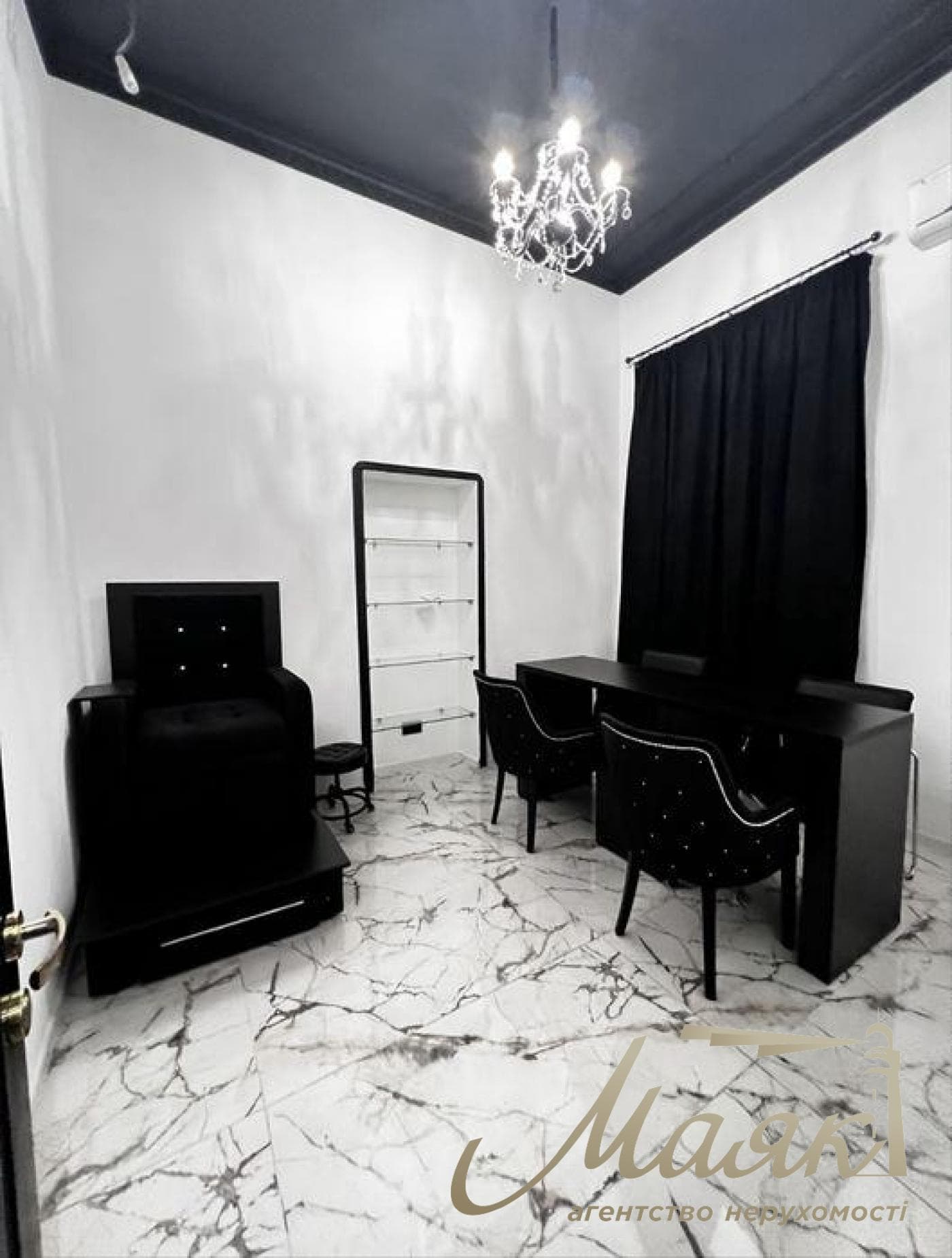 Продажа фасадного помещения 67 м² с действующим арендатором, пер. Михайловский, метро Майдан Независимости
