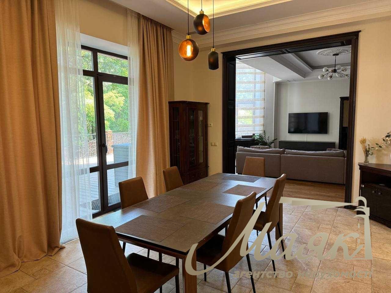 Оренда будинку з басейном у Лісниках, з приголомшливою ділянкою.