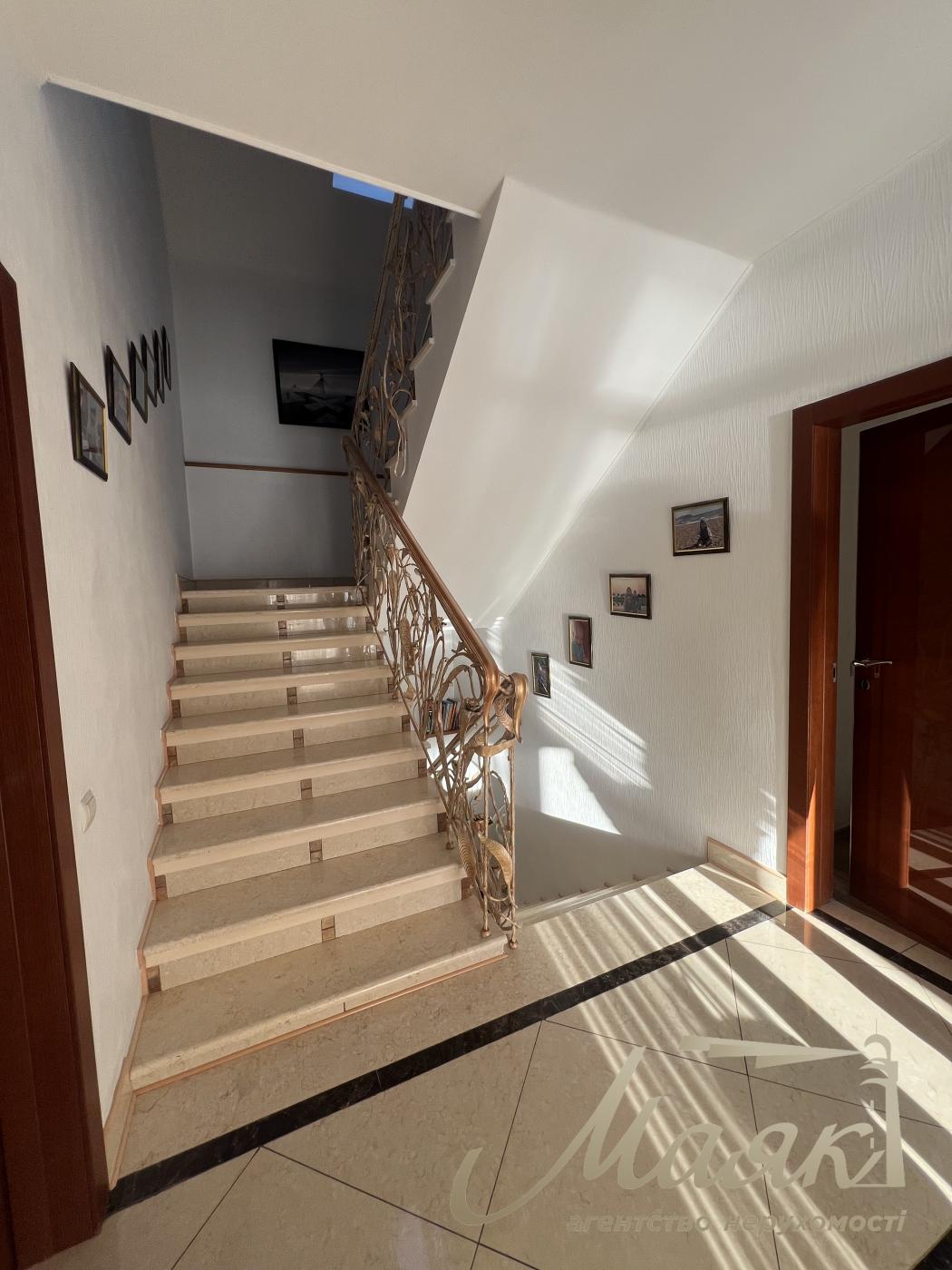 Rent of a 3-storey house 460m2, Goloseevsky district, Myshelovka.