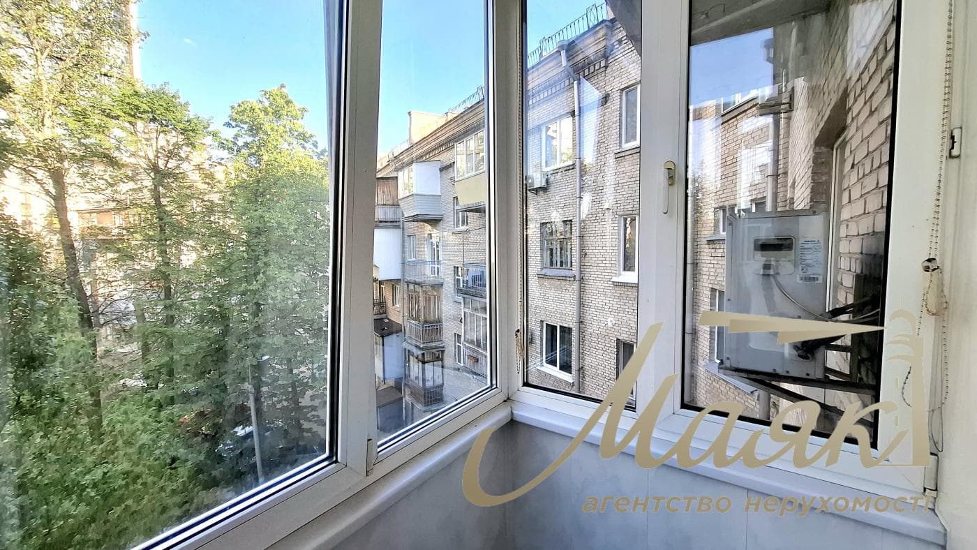 Rent a renovated 3-bedroom apartment in Kyiv, Right Bank, Solomyanskyi District, 40 Lypkivskoho St., Vokzalna Metro Station
