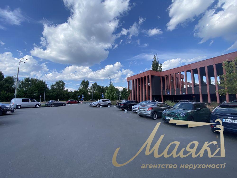 Аренда фасадного помещения 318 м² с рампой и парковкой — отдельностоящее здание