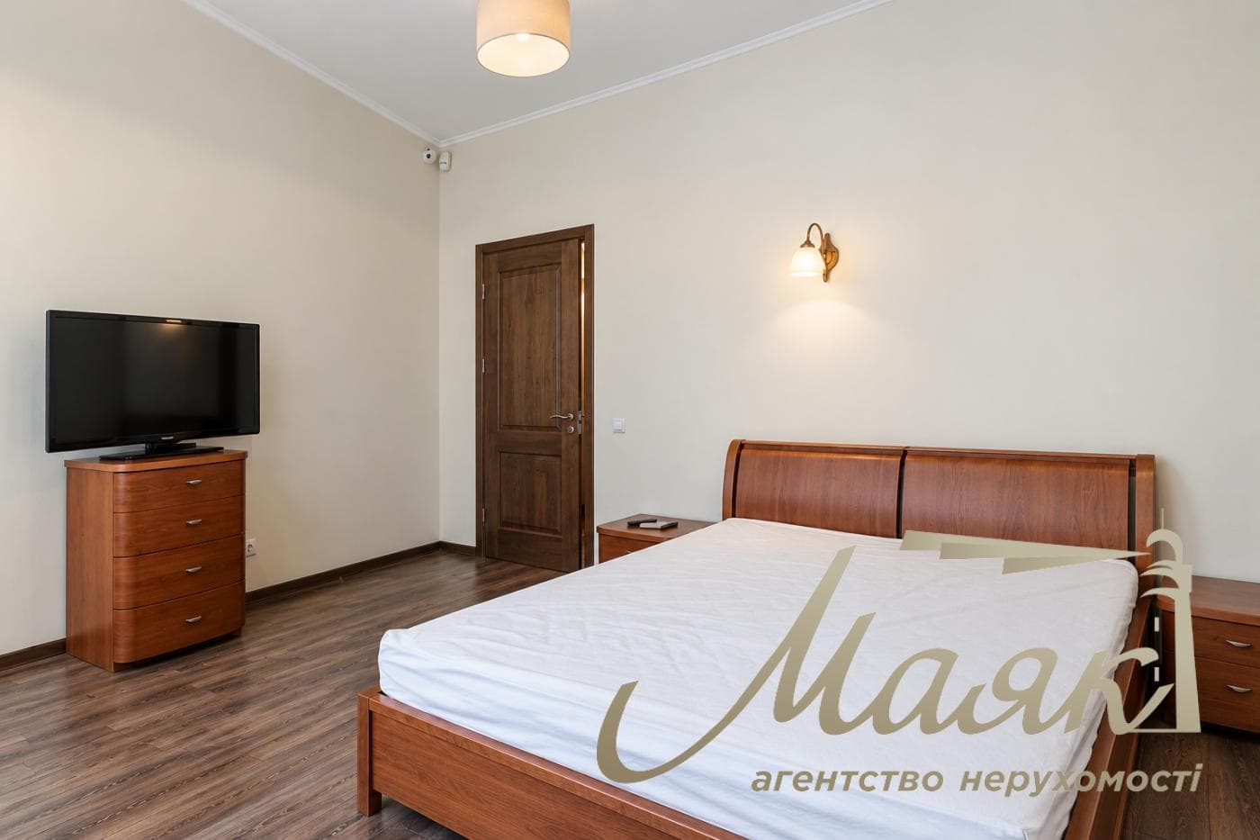 Оренда будинку площею 400 м² у с. Романків, 40 соток землі, басейн з підігрівом у КГ, закрита територія, Обухівський напрямок, Київська область