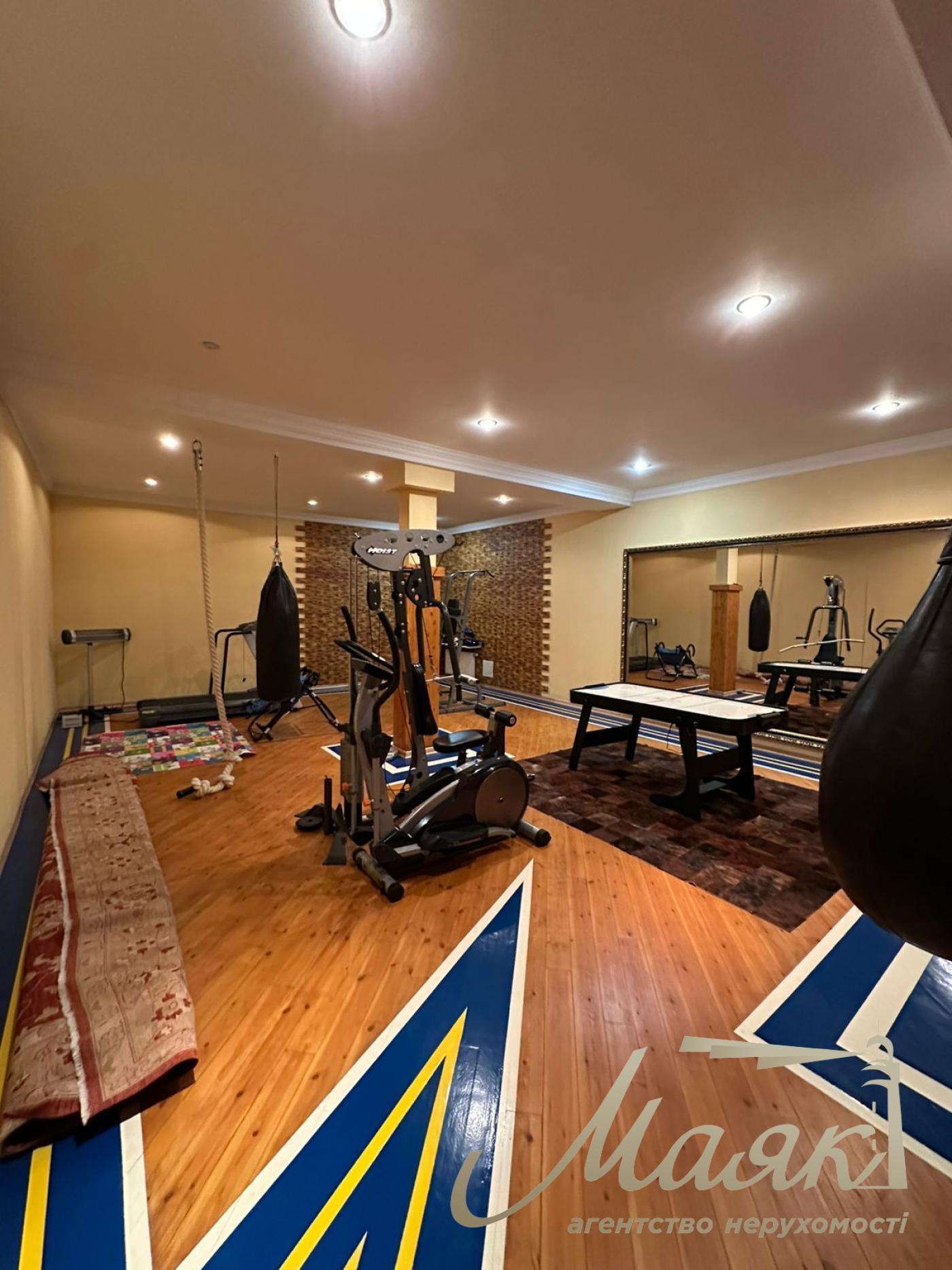 We offer for sale a luxurious house in Petropavlovska Borschagovka, Kiev, just 3 minutes from the city.