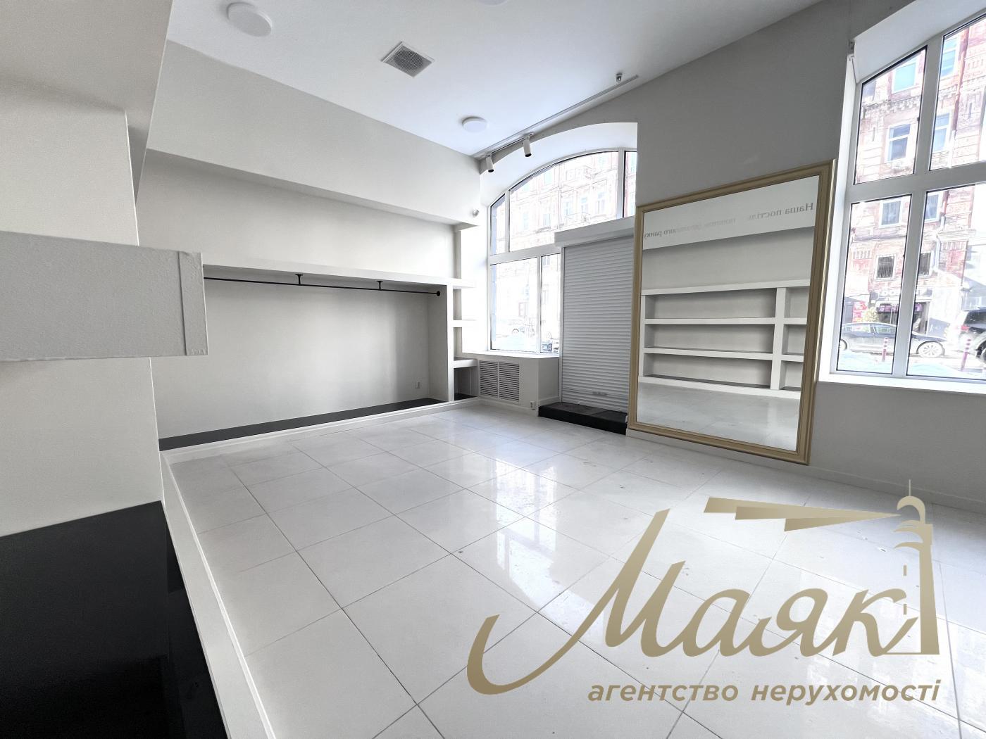 Оренда фасадного приміщення 156м2, Шота Руставелі 15.