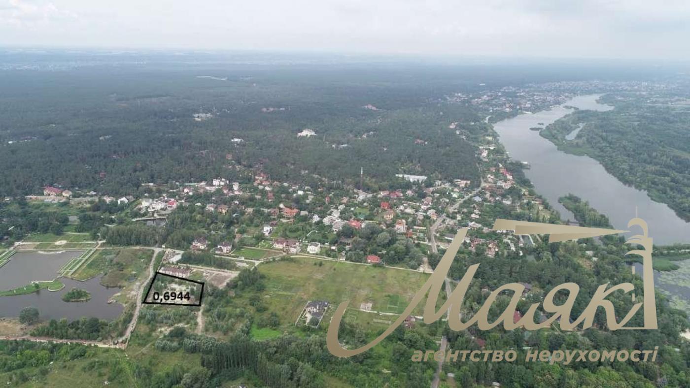 Sale of land from the village of Plyuti, Koncha-Zaspa district. Plot with a lake