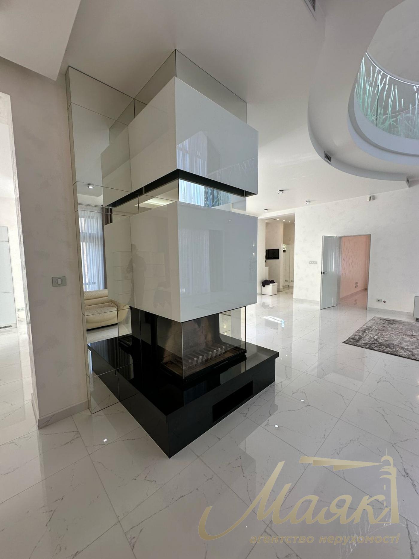 Пропонується до продажу будинок у лісовій зоні в селі Гореничі - в екологічно чистому місці серед сосен, поруч з озерами.