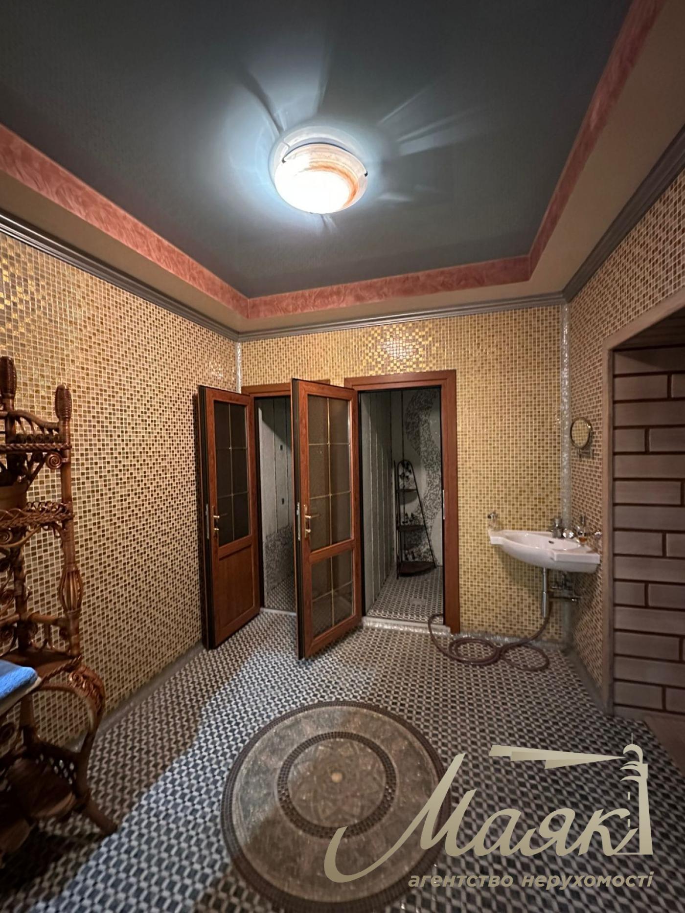 We offer for sale a luxurious house in Petropavlovska Borschagovka, Kiev, just 3 minutes from the city.