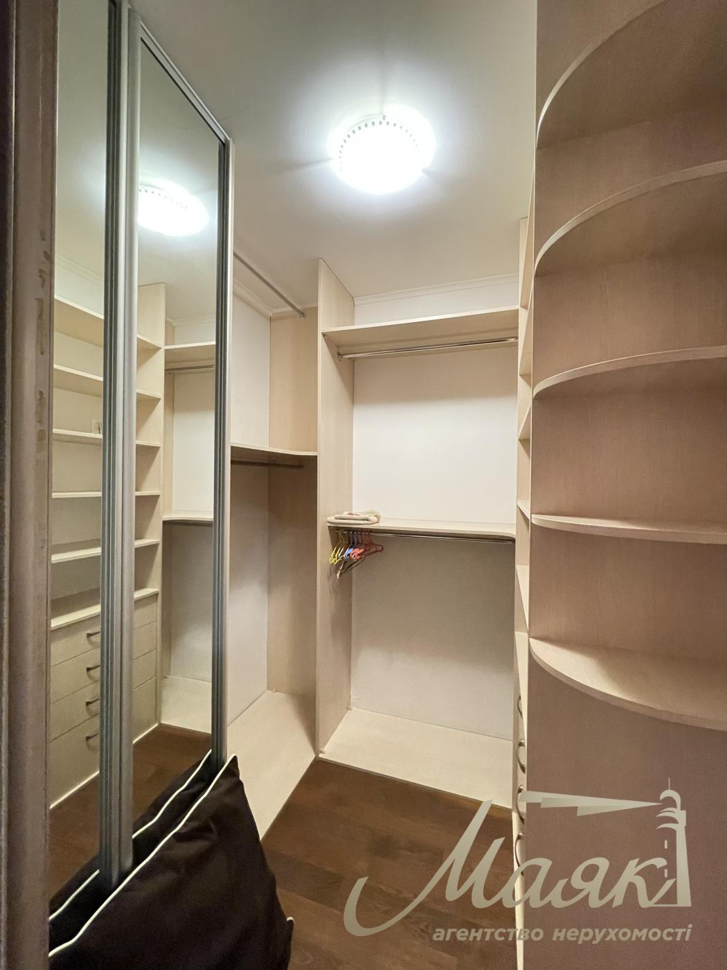 Продажа двухуровневой 4-комнатной квартиры ул. Котельникова, Святошино