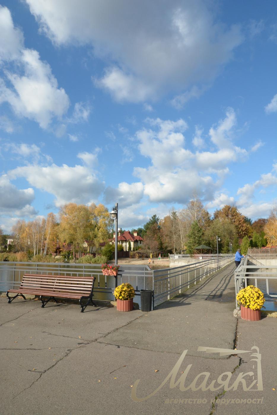 Продаж будинку з гаражем 365м2, ділянка 15 соток у КМ "ОБРІЙ - К" вул. Центральна, у с. Козин,