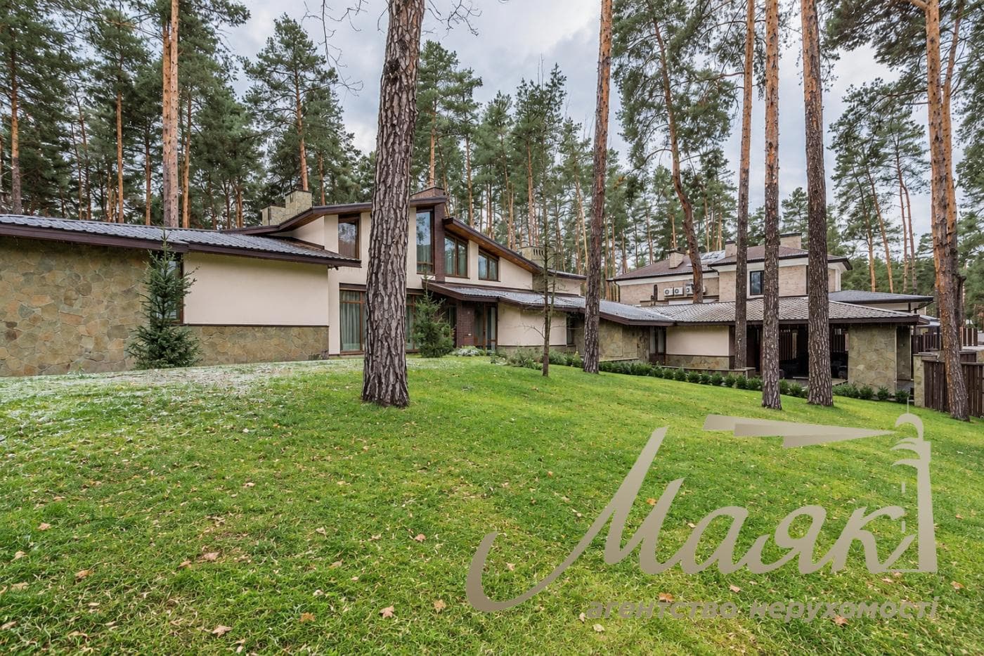 Оренда будинку площею 400 м² у с. Романків, 40 соток землі, басейн з підігрівом у КГ, закрита територія, Обухівський напрямок, Київська область