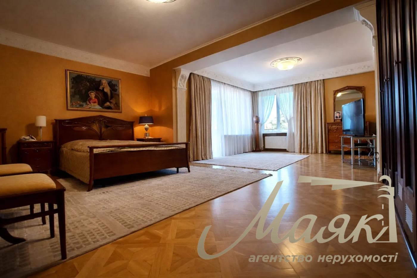 Selling a house on the Dnieper 700m2 in s.Kozin, Dam 2 km with a swimming pool in Kozin/Koncha Zaspa, Obukhiv direction, Kyiv region 45 hectares of land.