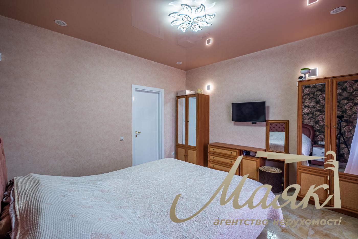 Продажа одноэтажного дома 182.6 м2 в с. Погребы, ул. Пасиченка, Киевская обл, Броварский р-н.