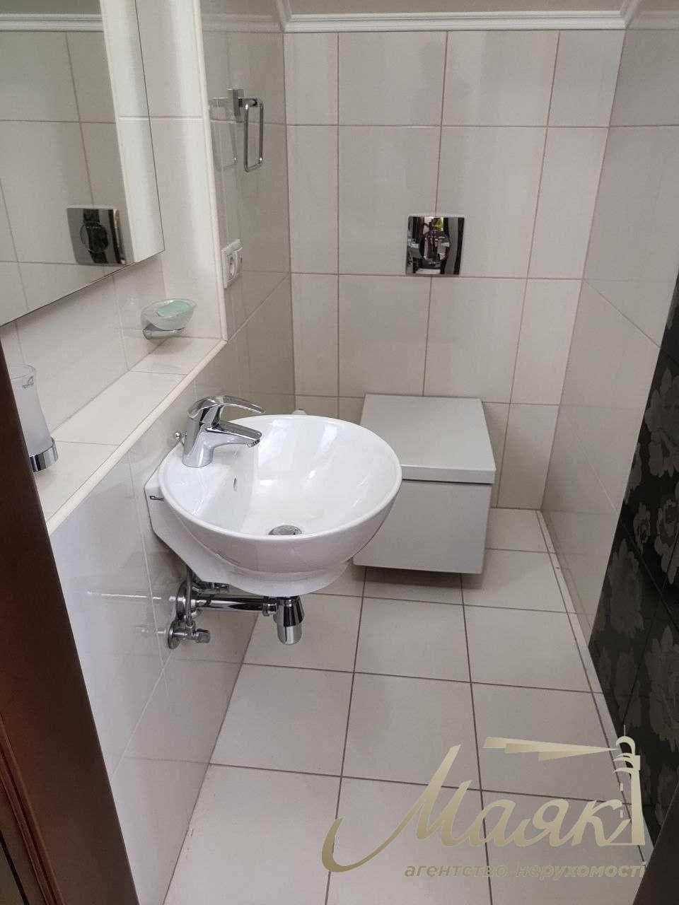 Продаж ексклюзивного триповерхового будинку площею 288 м² у житловому комплексі «Козя Спіна», Нові Петрівці, поруч із Межигір’ям, Вишгород