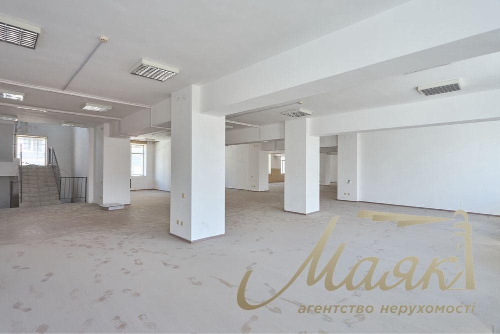 Продаж окремої будівлі площею 3 941 м⁴. Земельна ділянка площею 0,25 га. Центр Києва