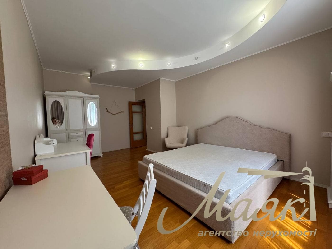 Продаж 3-х кімнатної квартири, Драгомирова, 4, Печерськ, Центр!