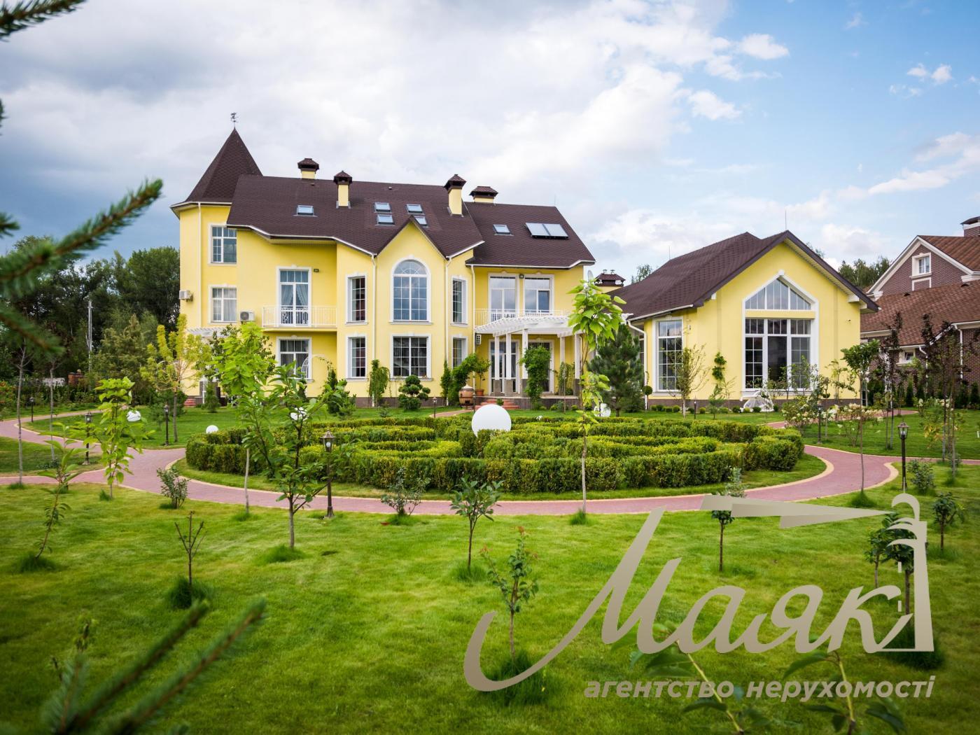 Rent of 3-storey house (840m2) s.Kozin