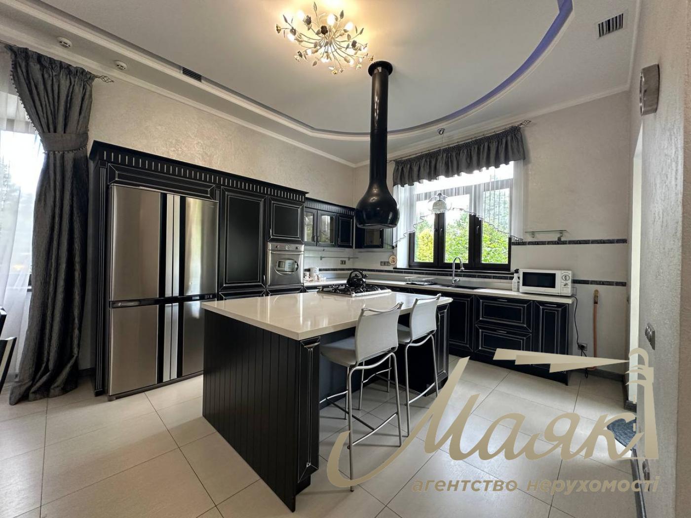 Продаж резиденції з двох будинків на 60 сотках землі на Хуторі Мриги, Голосіївський район.