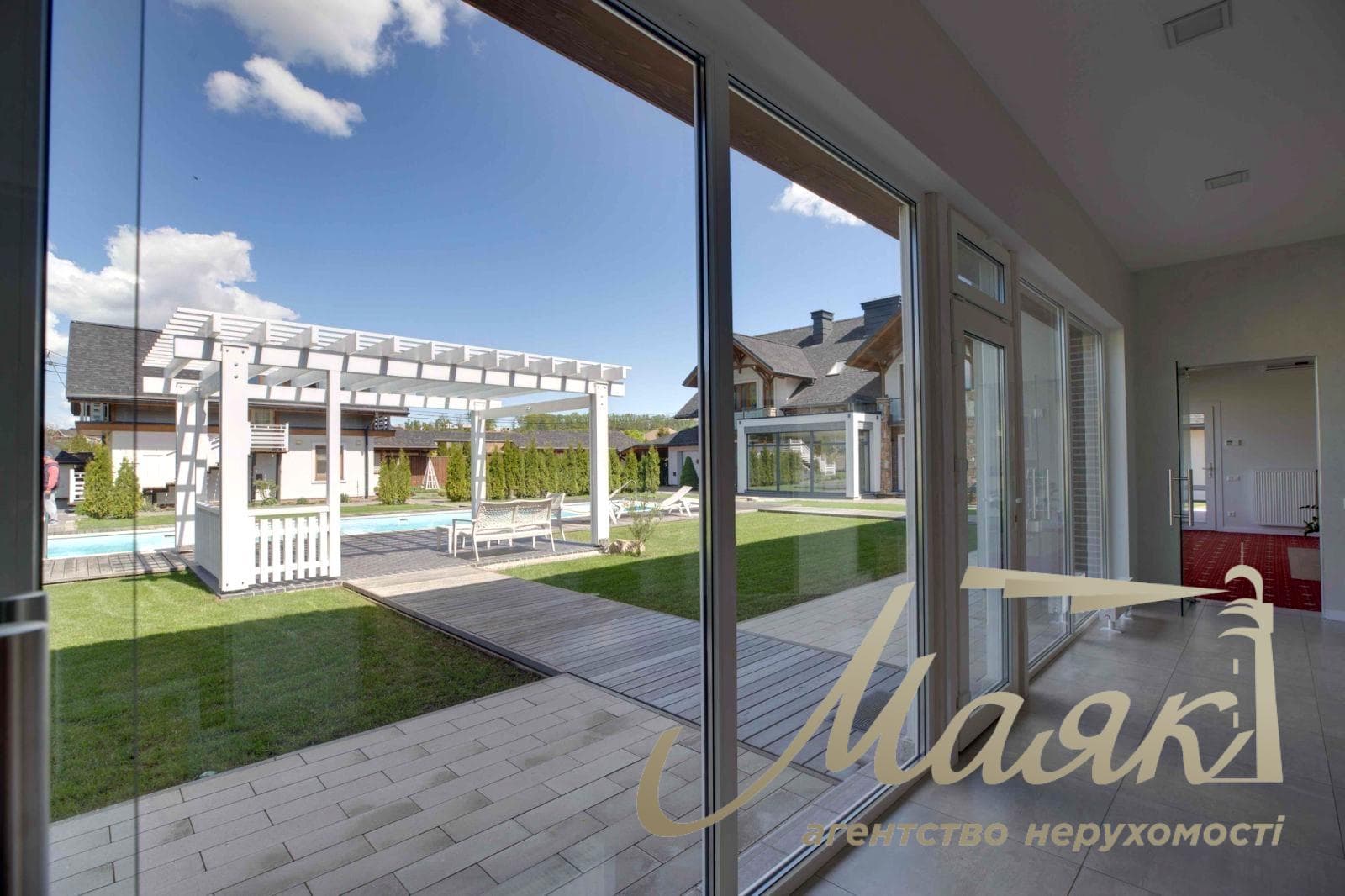 Продаж преміального домоволодіння в Лісниках, 770 м², 30 соток, Обухівський напрямок, Києво Святошинський район вул. Виноградна