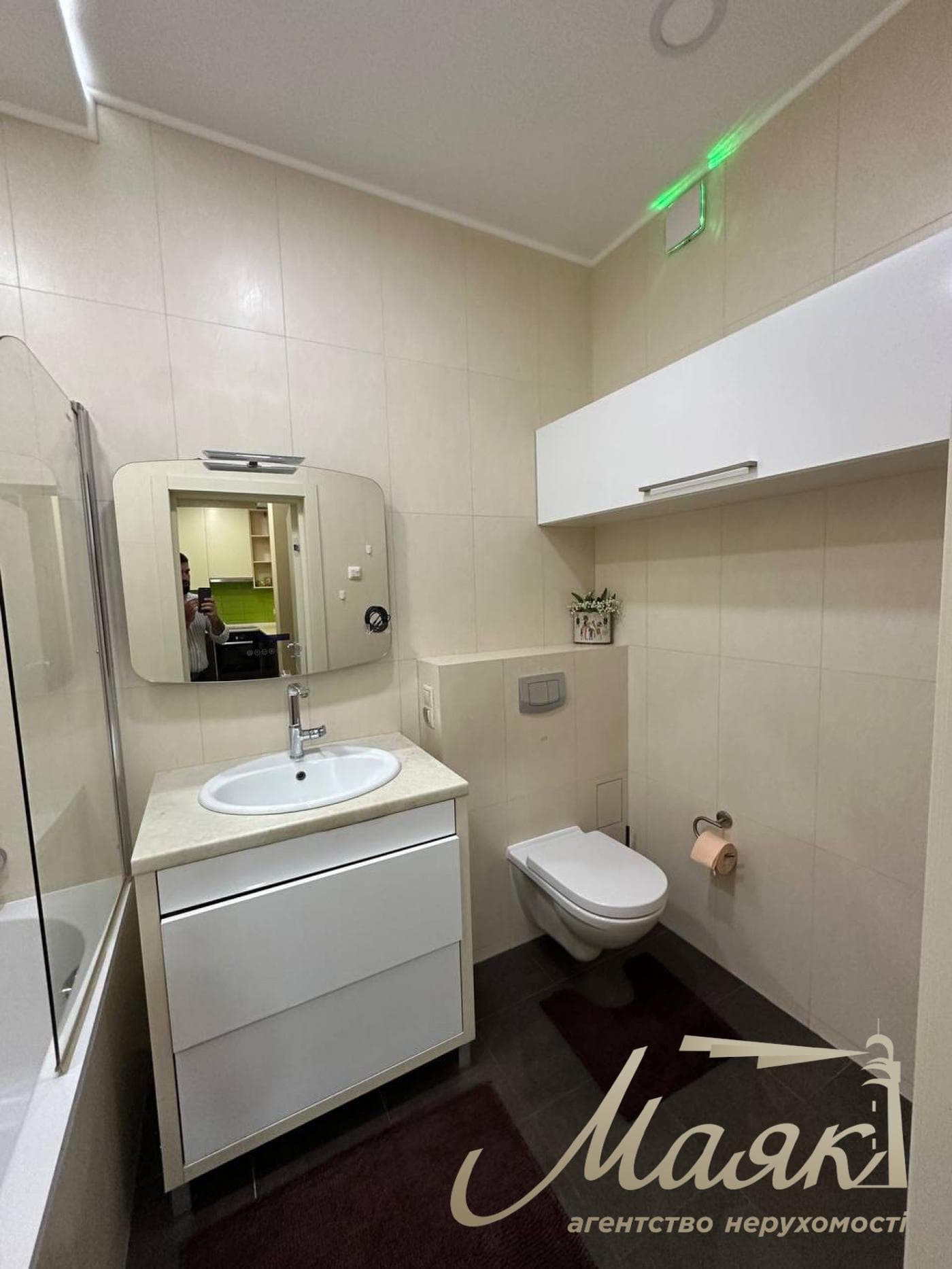 Rent a three-bedroom apartment in the Novopecherskie Lipki residential complex, Verkholyad
