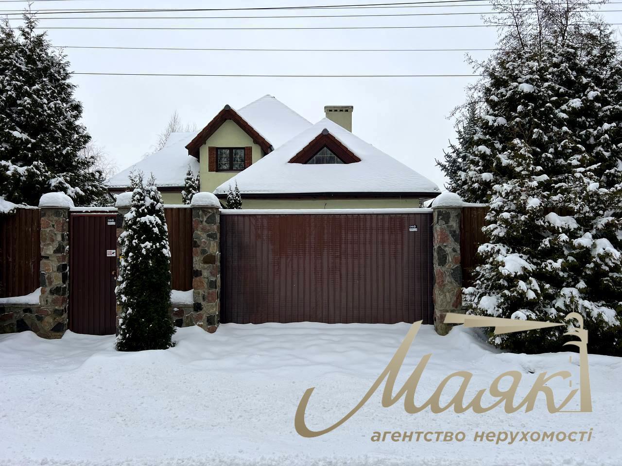 For sale house 303 m² in the center of the village Romankova, 12 sotok, with repair, Obukhiv direction, Kiev region.