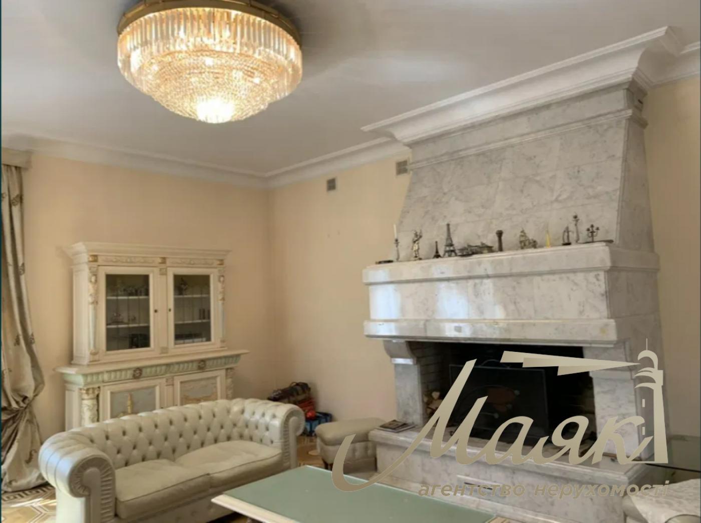 Продажа дома 800кв.м возле  Площади Шевченка