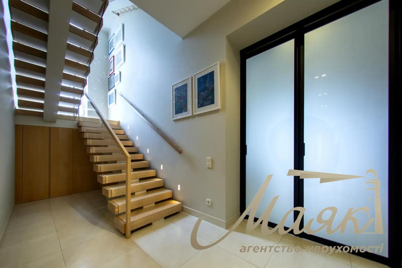 Оренда 3-поверхового будинку площею 570 м², Плюти