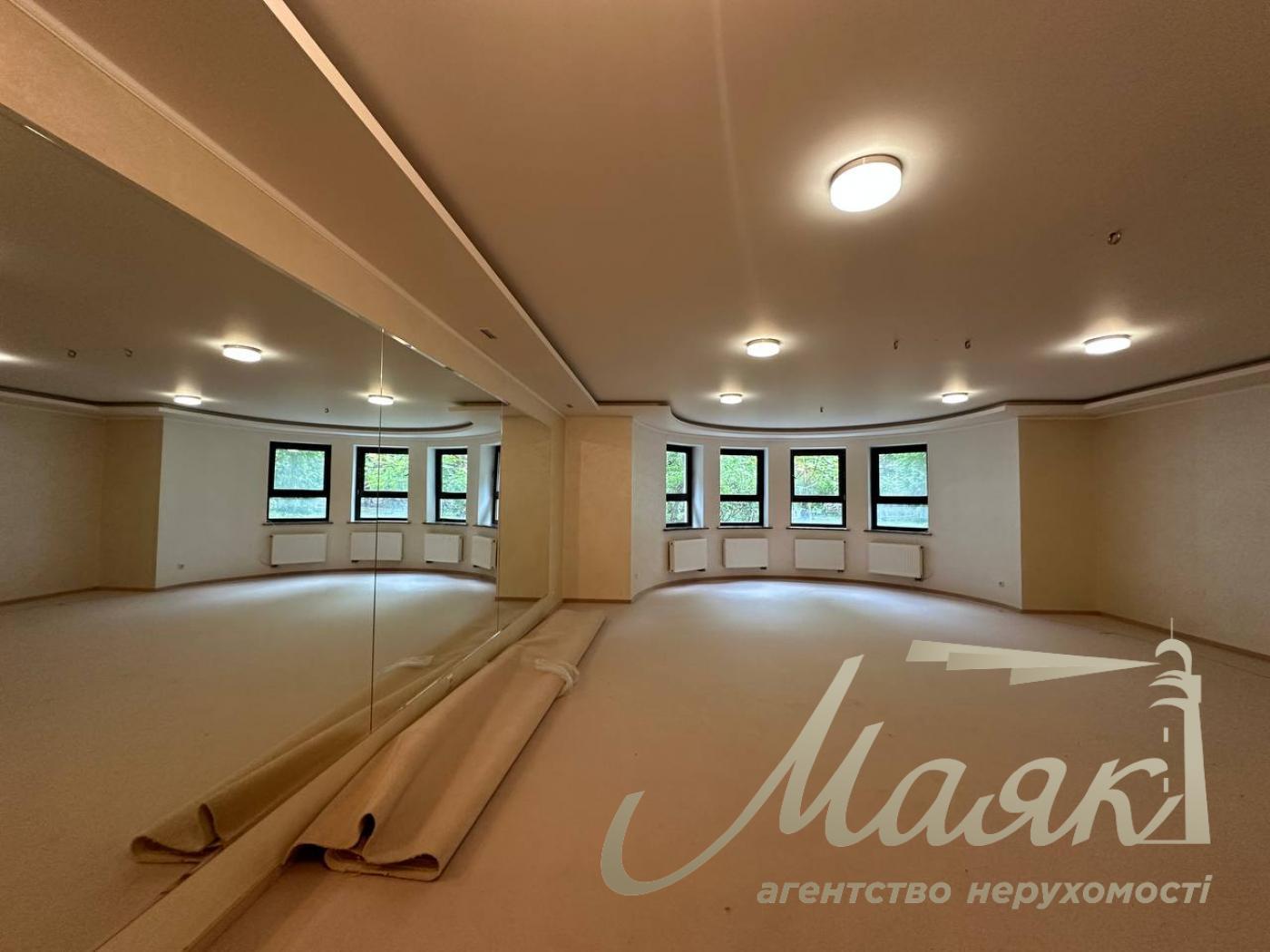 Оренда резиденції з двох будинків на 60 сотках землі в Хуторі Мриги, Голосіївський район, Київ.