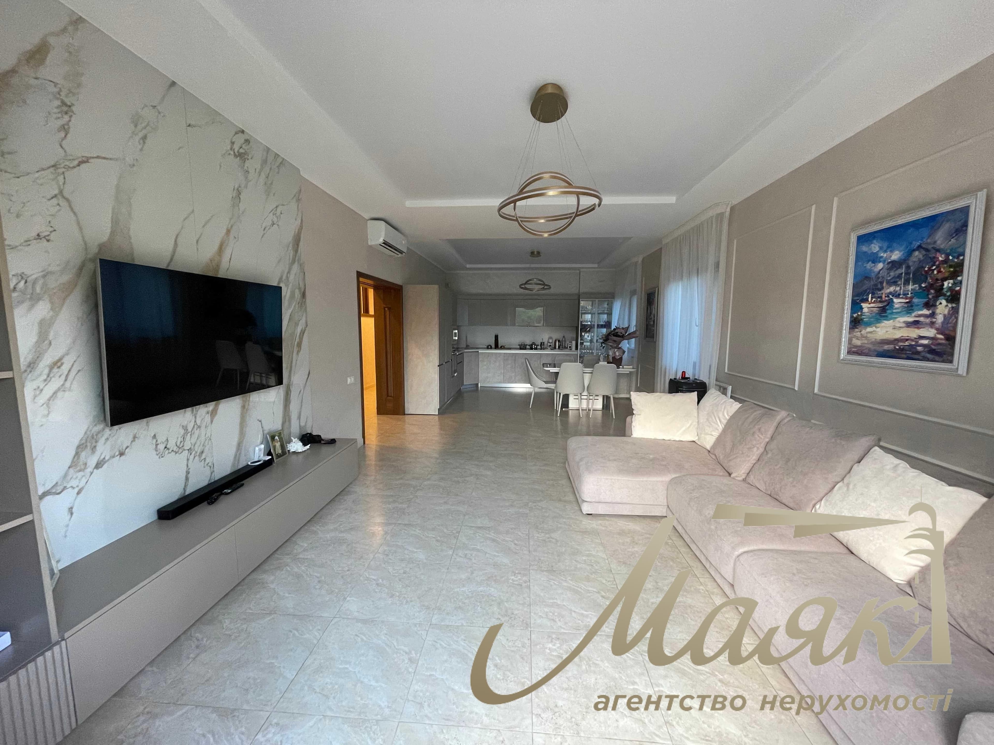 Оренда 3-поверхового котеджу (650 м²) з виходом до води, пляжем та басейном на 20 сотках