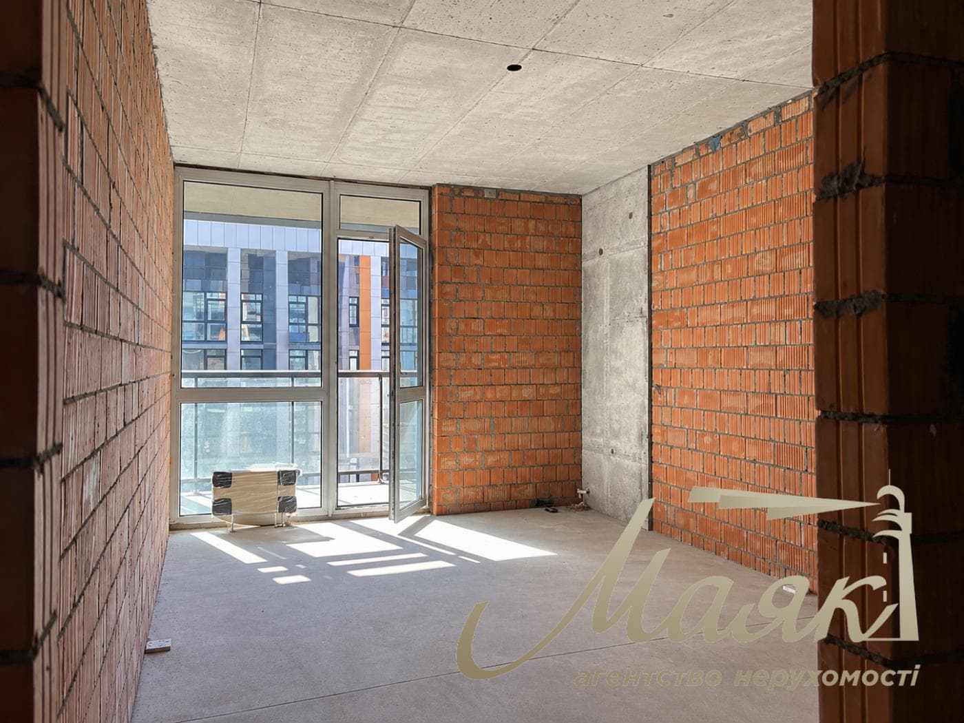 Продаж 1-кімнатної квартири площею 54 м² у ЖК «Французький квартал 2», вул. Предславинська, Печерськ, Київ. Вид на фонтан і Тріумфальну арку.