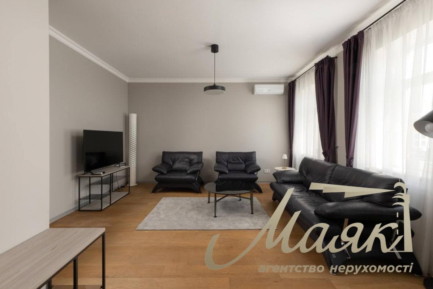 Rent a modern 60-square-meter apartment in the very heart of Kyiv, at 14 Ivana Mazepa Street, Pecherskyi District, downtown Kyiv.