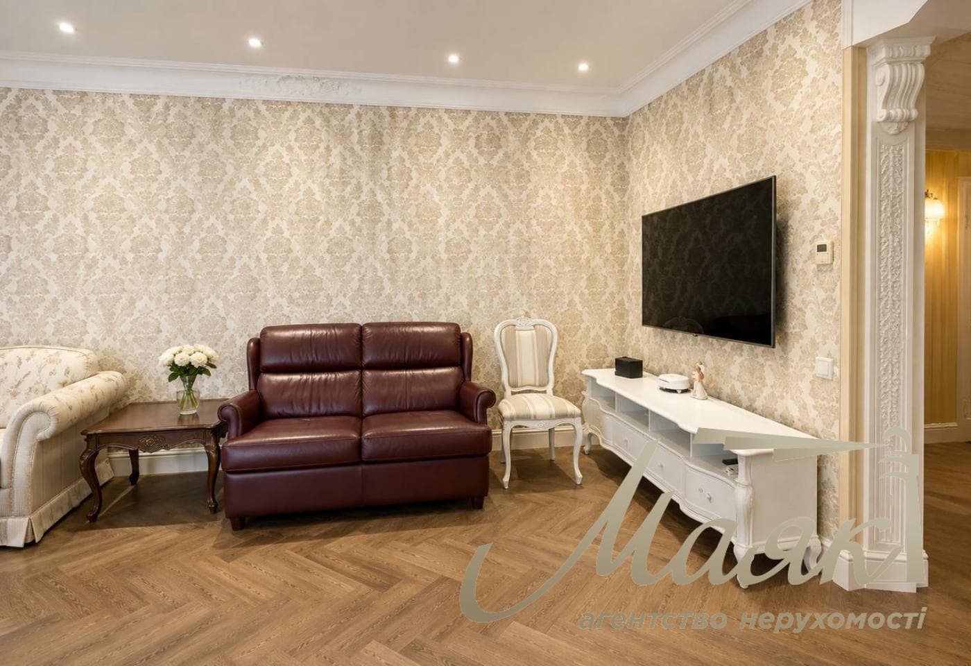 Оренда просторого будинку з ремонтом площею 341 м² у котеджному містечку, с. Підгорці — 12 км від Києва, Обухівський район, Київська область.