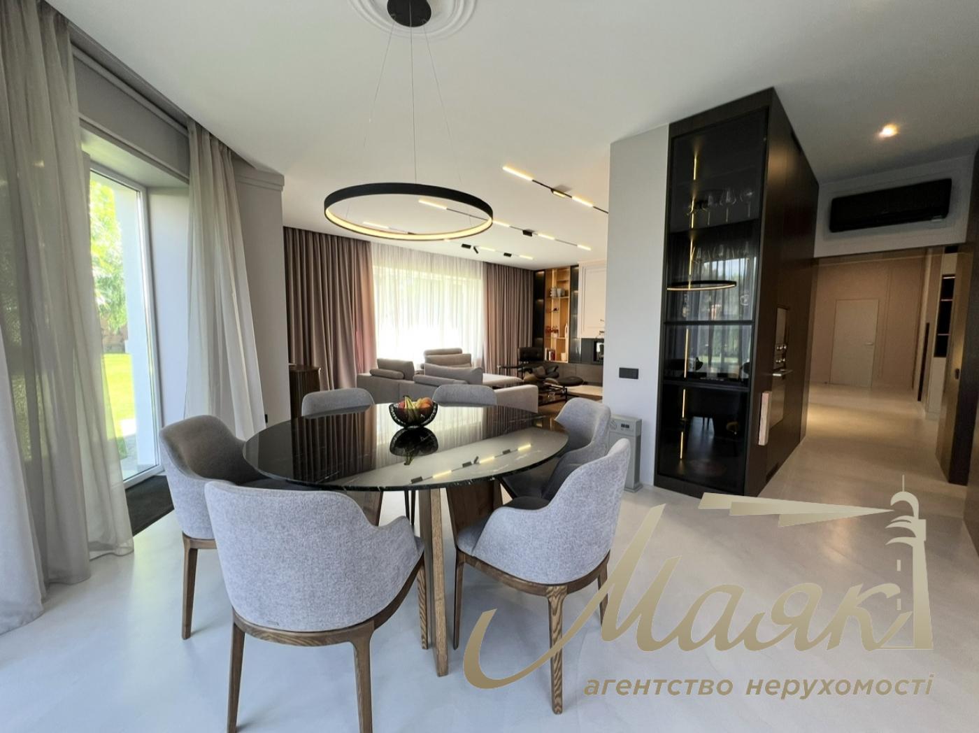 House for sale with designer renovation 356m2 in Ivankovichi