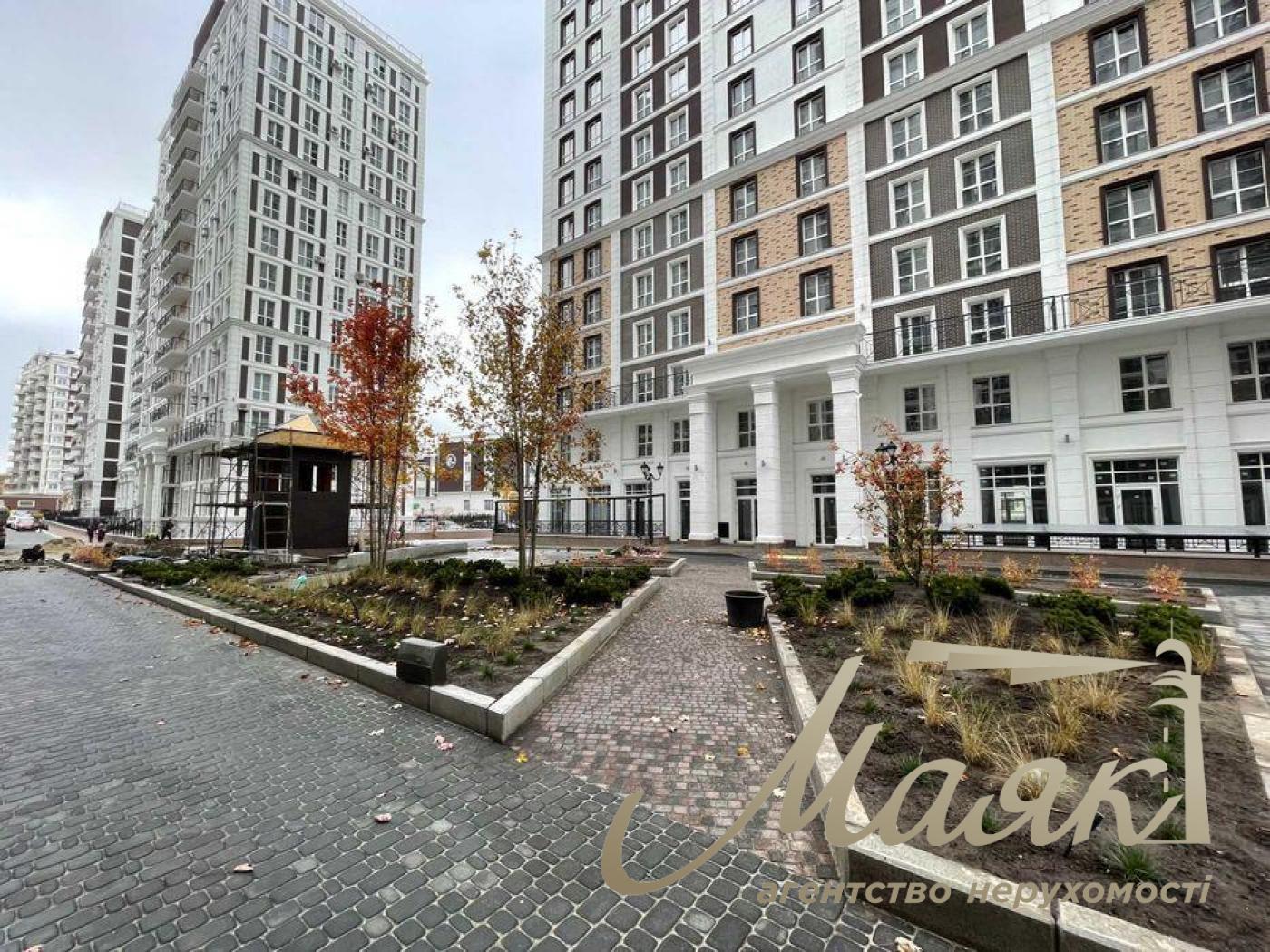 Sale of commercial facade premises (164m2) in the New England residential complex