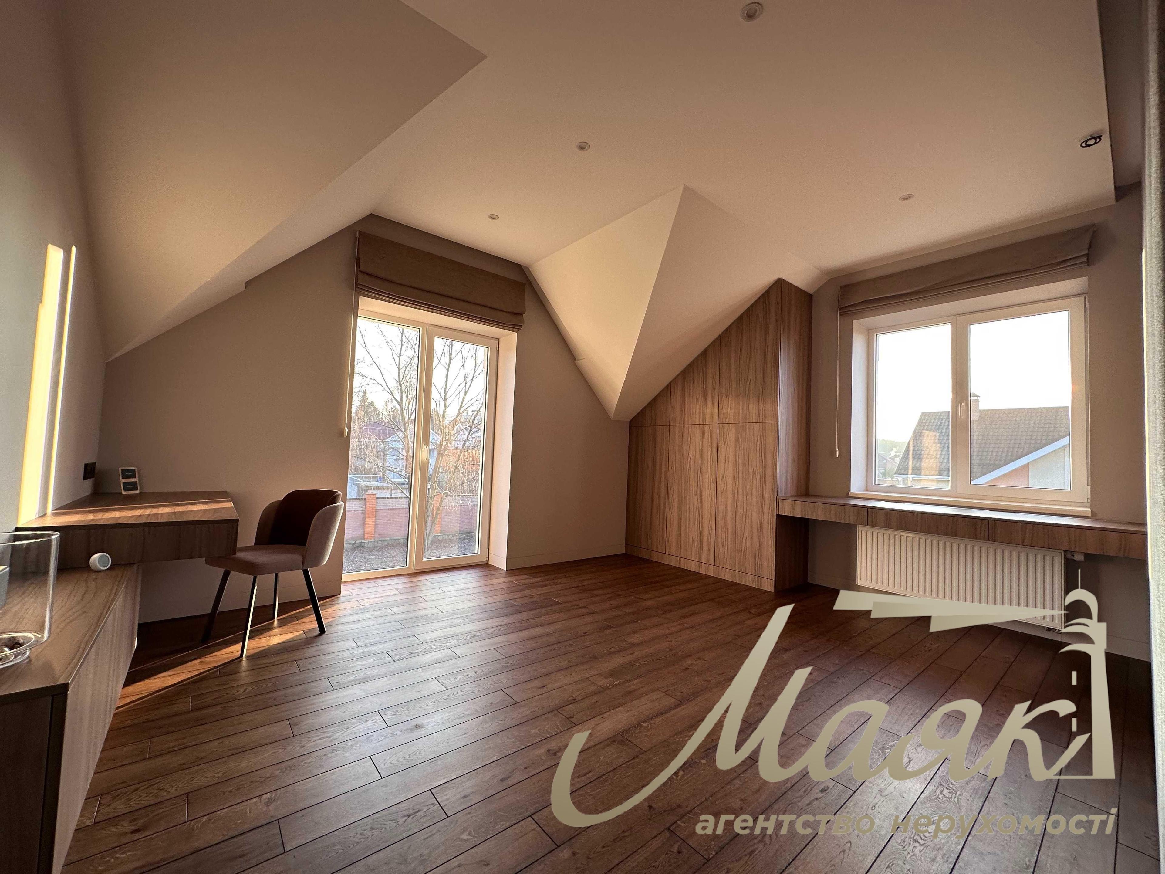 House for sale with designer renovation 356m2 in Ivankovichi