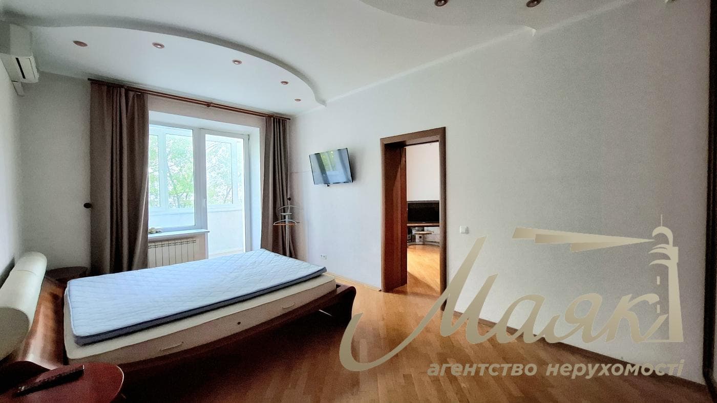 Rent a renovated 3-bedroom apartment in Kyiv, Right Bank, Solomyanskyi District, 40 Lypkivskoho St., Vokzalna Metro Station