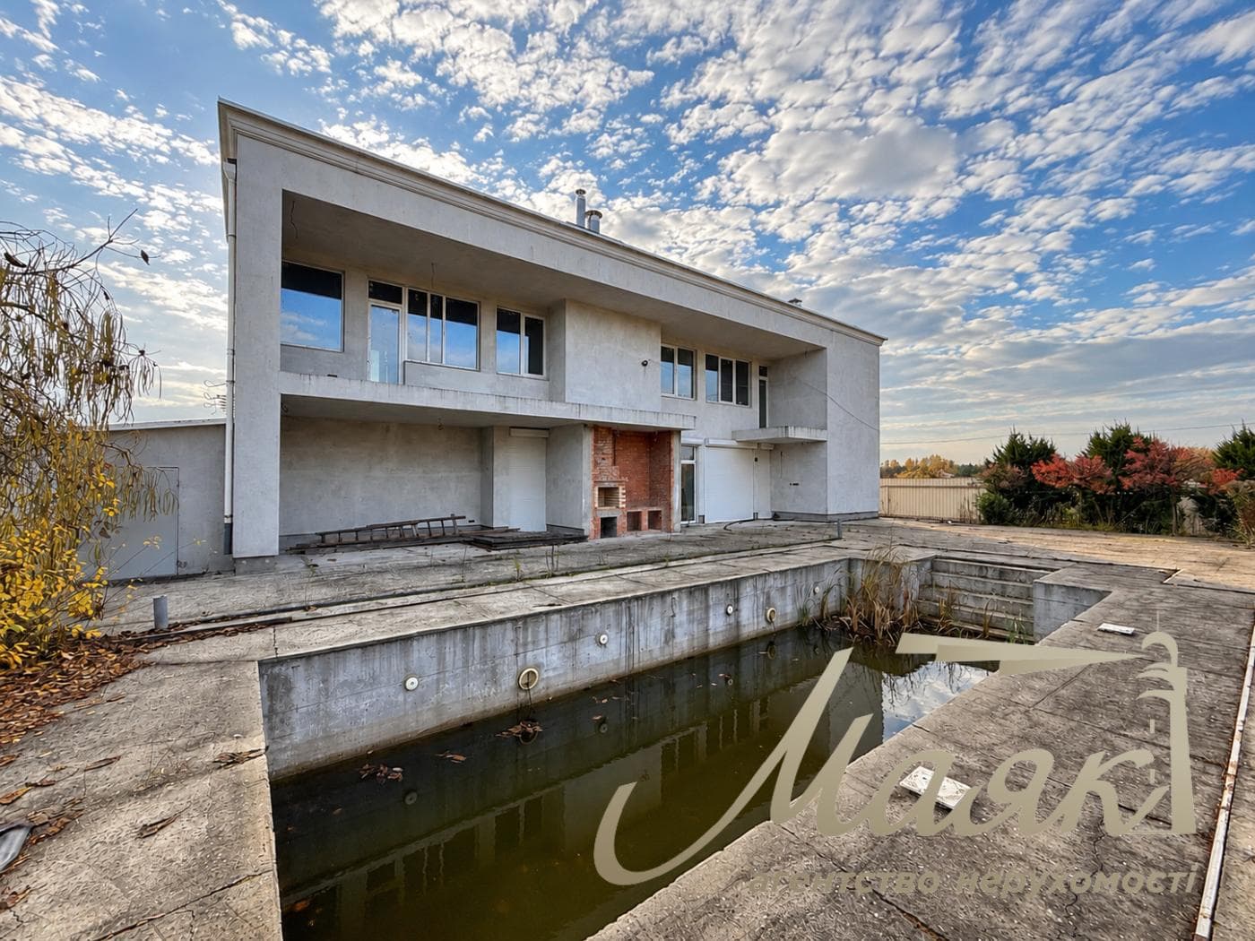 3-story house for sale, 325 m², village of Plyuty