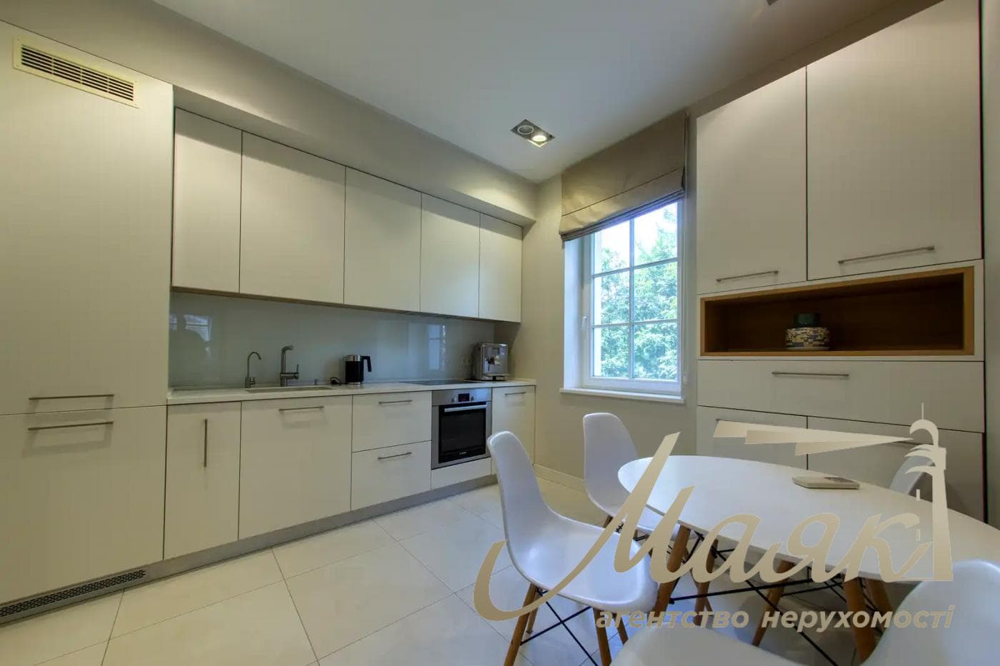 Оренда 3-поверхового будинку площею 570 м², Плюти