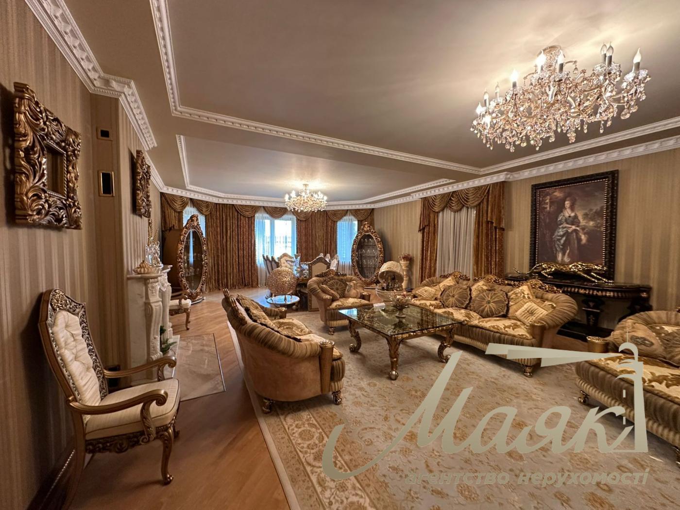 We offer for sale a luxurious house in Petropavlovska Borschagovka, Kiev, just 3 minutes from the city.