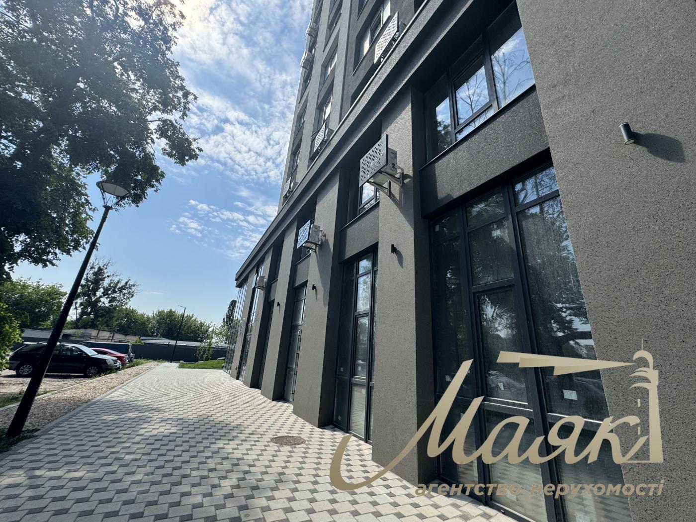 Rent of façade premises of 308 m² in the residential complex "Suchasny Kvartal", Otradny, Solomyansky district.