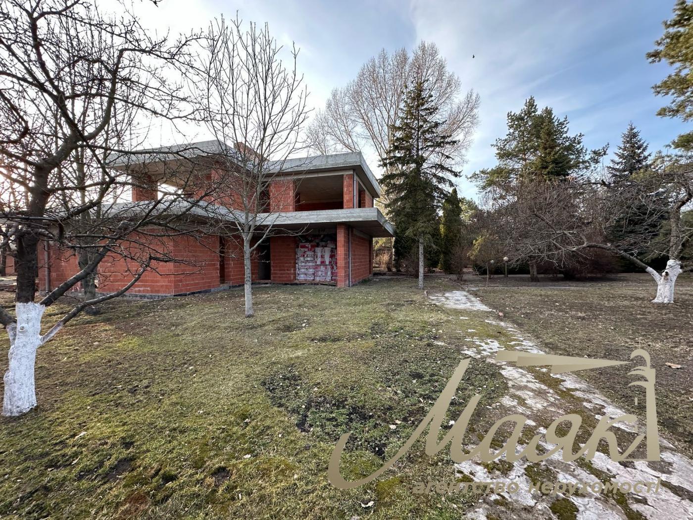 We offer for sale a modern house in a cottage town in the village Kozin, Koncha-Zaspa area