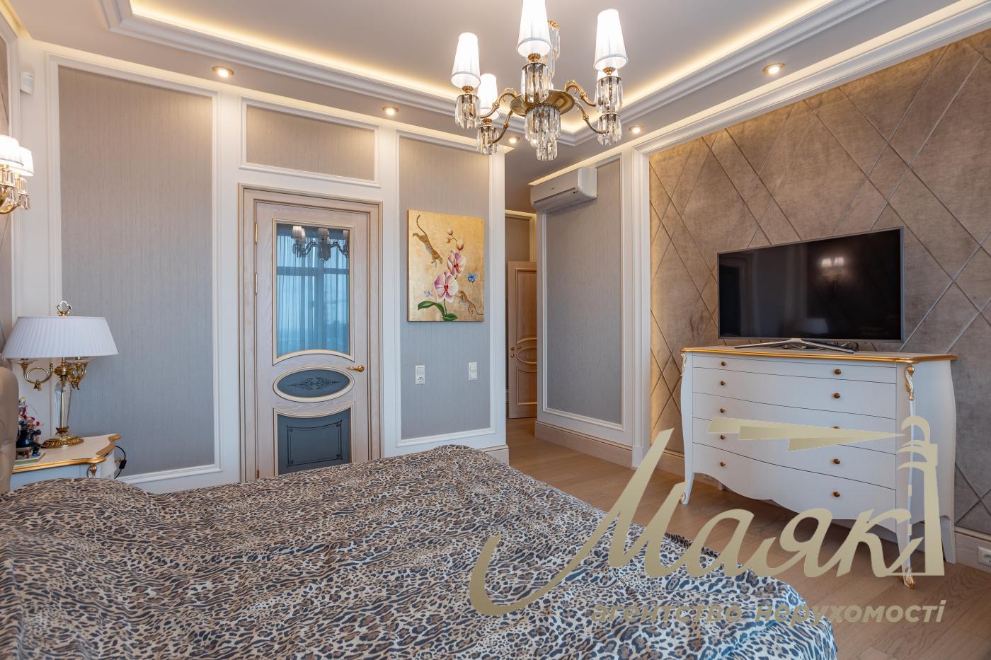 Rent 3-bedroom apartment LCD Novopecherskie Lipki, Verkhoglyada street (Dragomirov)