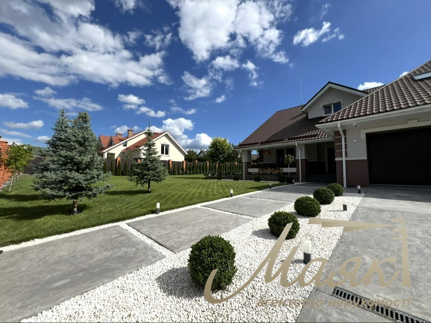 House for sale with designer renovation 356m2 in Ivankovichi