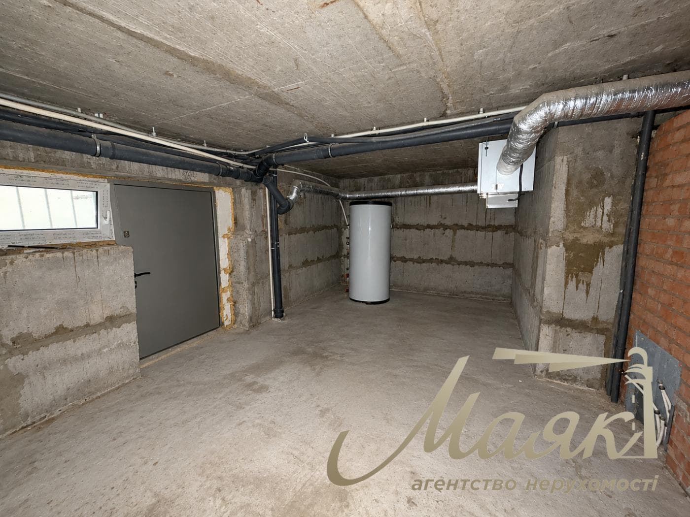 3-story house for sale, 325 m², village of Plyuty