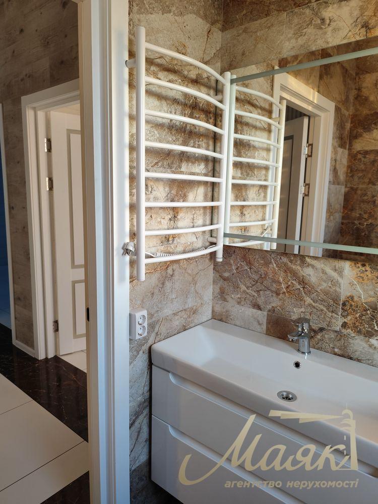 Продаж нового будинку загальною площею 275 м² на доглянутій ділянці 8,7 соток с. Гореничі