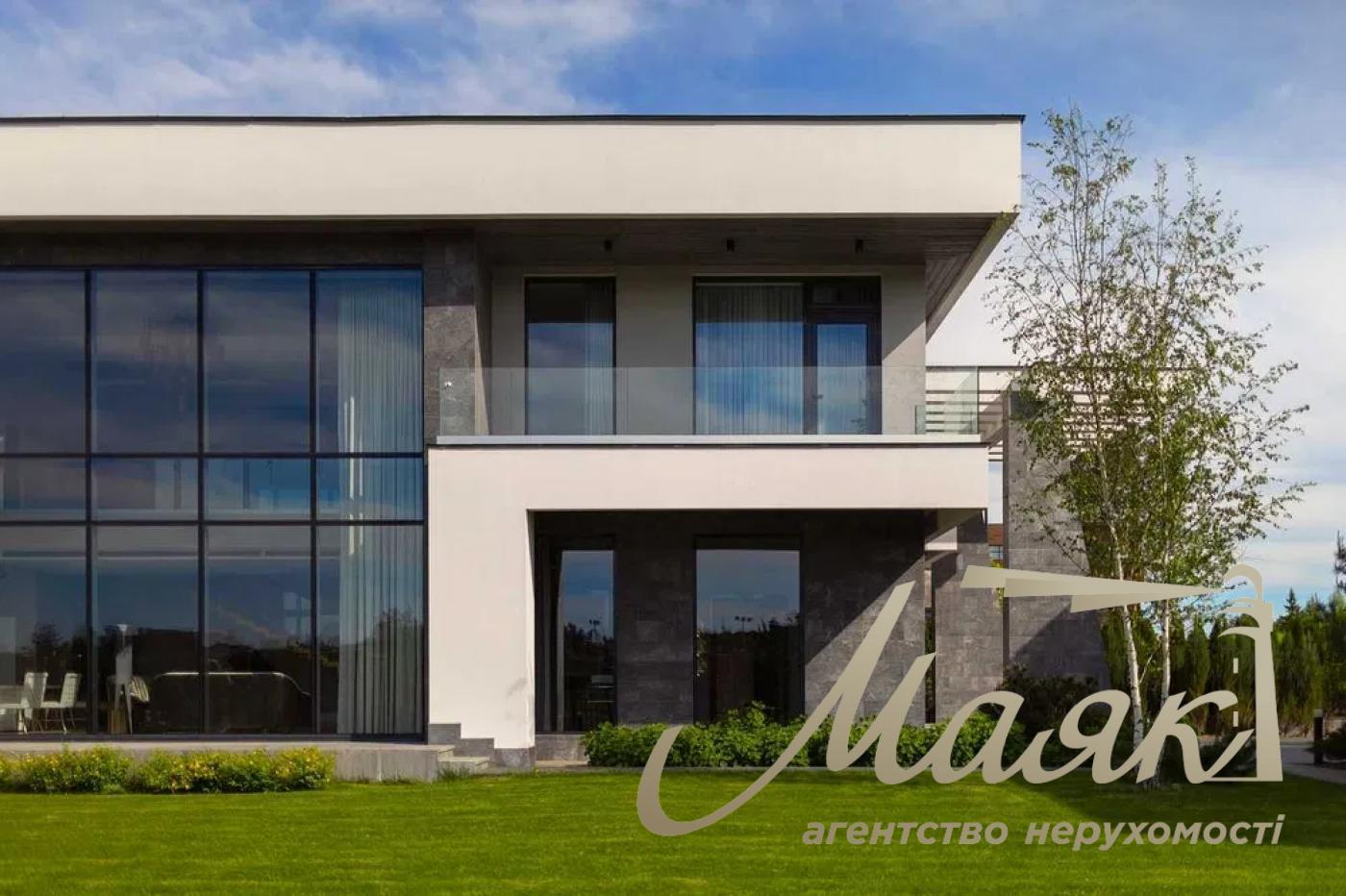 For sale luxury house with swimming pool and modern renovation, located in a closed cottage town in the elite suburbs of Kiev