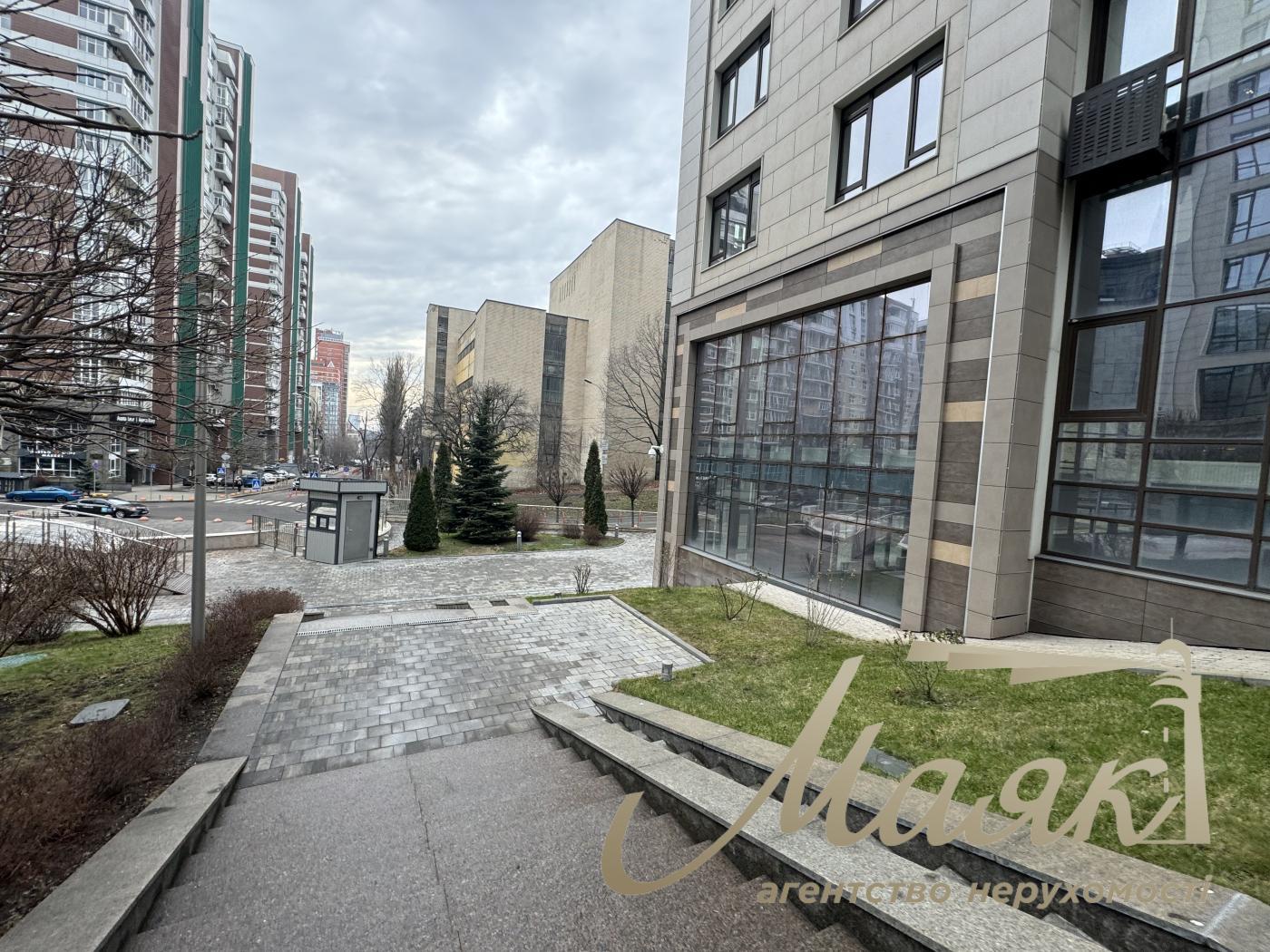 Продаж фасадного приміщення в ЖК Бульвар Фонтанів, вул Саперне Поле 3