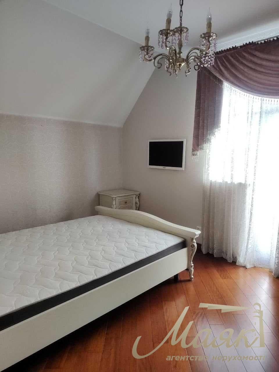 Продаж ексклюзивного триповерхового будинку площею 288 м² у житловому комплексі «Козя Спіна», Нові Петрівці, поруч із Межигір’ям, Вишгород