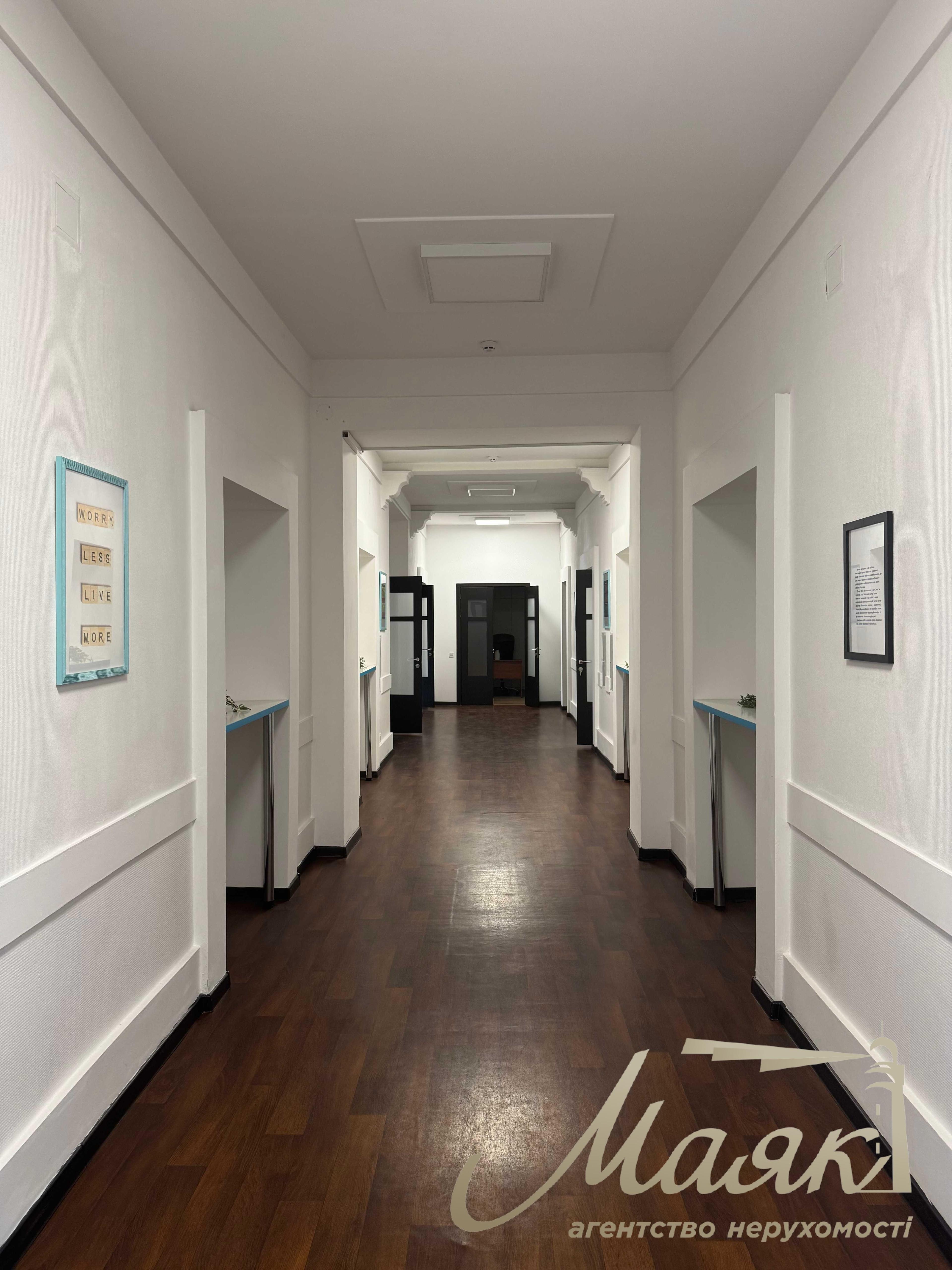 Rent office block 280 sq.m (6 offices) on Khreshchatyk street, 7/11 (near the metro station Maidan Nezalezhnosti), Center.