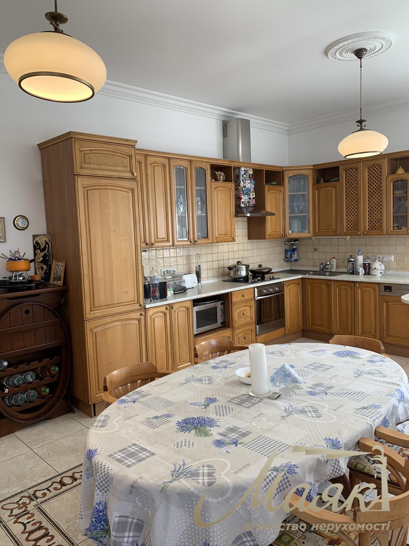 Rent 3-storey house 492,7m2, Lesniki