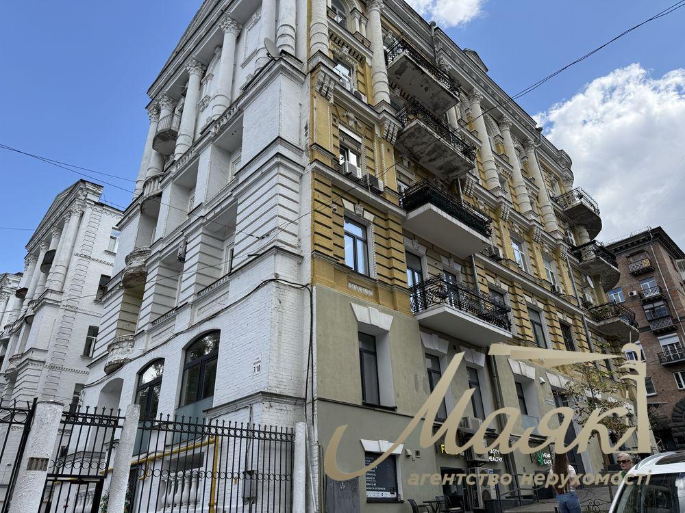 For sale premium apartment 75m2 in the very center of Kiev - Lutheranskaya Street, 7/10 (next to the Arch and Khreshchatyk).